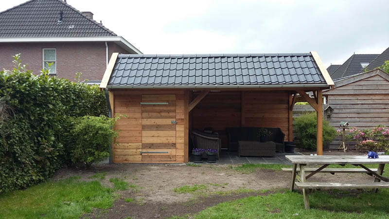 Houten tuinhuis met overkapping