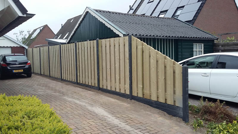 Hout-betonschutting langs een oprit
